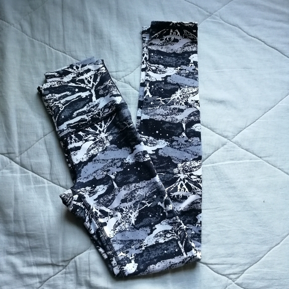 AERIE chill play move leggings black white tree of life camo print XXS - Picture 2 of 7